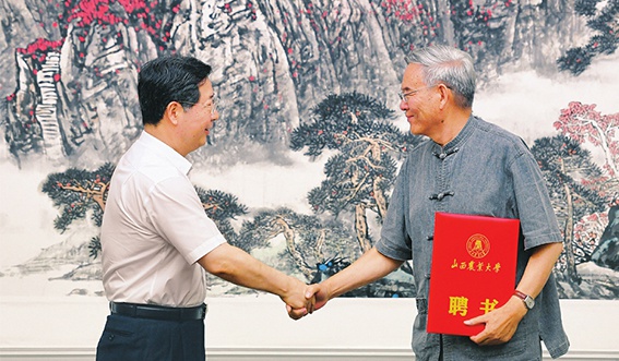 8月23日，山西省委书记楼阳生为受聘担任山西农业大学学术院长的中国工程院院士、兰州大学教授南志标等颁发聘书。 《山西日报》记者 史晓波 摄