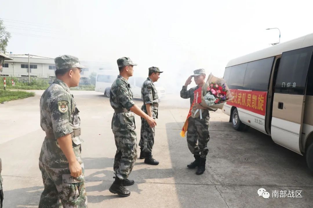 南部战区陆军某综合训练基地举行凯旋仪式喜迎比武勇士