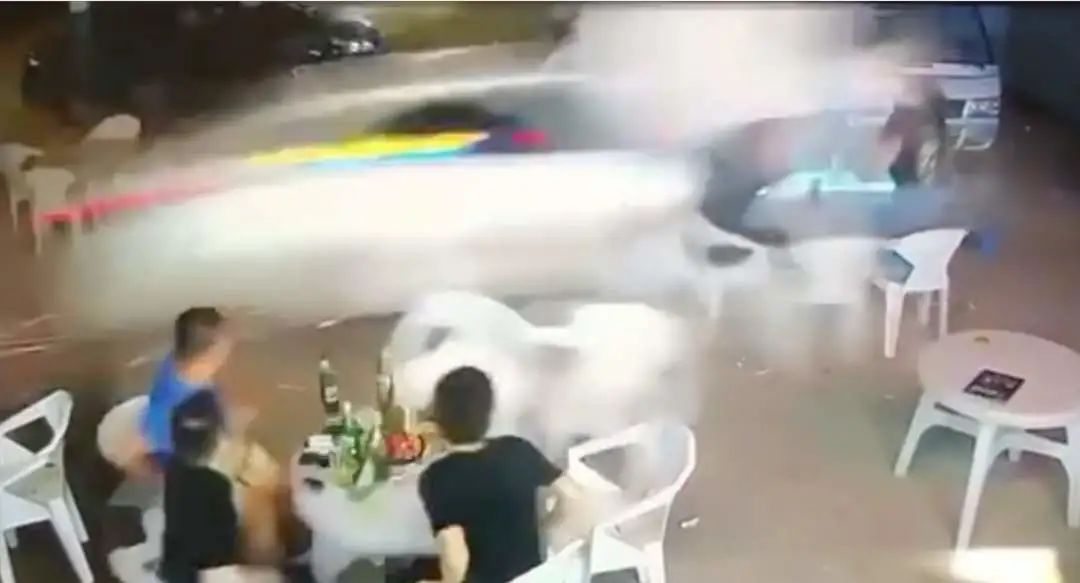 轿车高速冲入夜市撞飞数人!廊坊警方通报来了