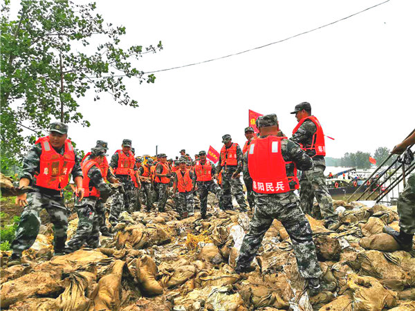 阜阳民兵奋战在抢险一线。韩震震摄