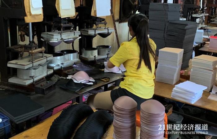 内衣工厂图_工厂宿舍的女生内衣