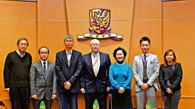 违法“占中”暴发前夕,乱港头目陈方安生(右三)、港大法律学院副院长杨艾文(左二)、时任港美中心行政总监侯儒楷(中)等,在港中大举行活动 图源:大公网