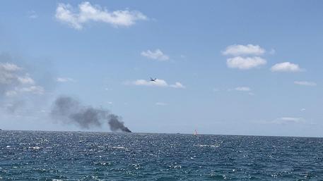 非法移民船在意大利附近海域起火 致4人死亡2人失踪
