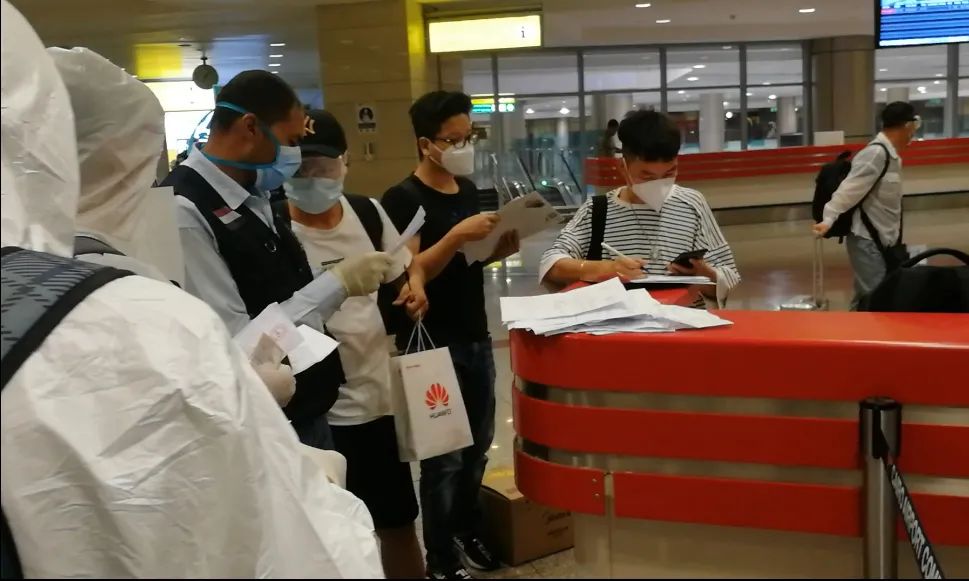 开罗的机场工作人员检查旅客的健康申报表。（图片由作者提供）
