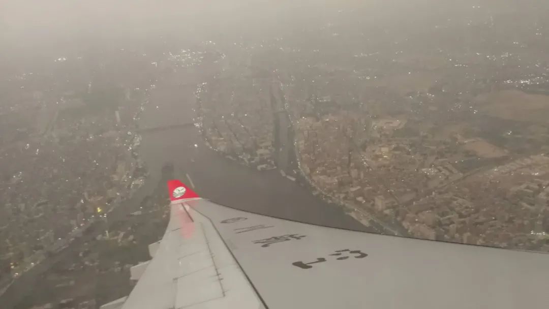 飞机在开罗上空时的景色。（图片由作者提供）