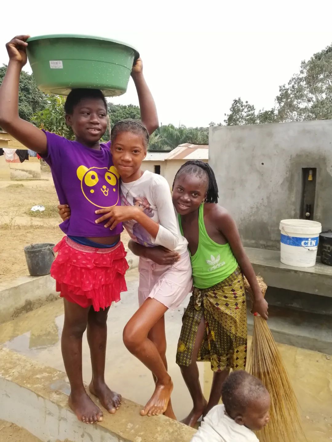 来接水的村民。中铁二十局供图