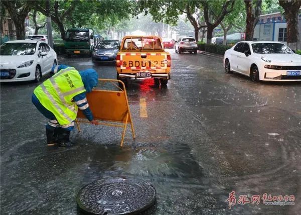 △青岛水务排水公司事情职员防汛值守积水点,实时排水,包管门路流通。记者 吴帅摄