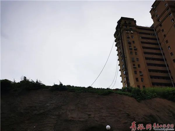 △电线遭雷击后掉落地上。记者 吴帅 摄