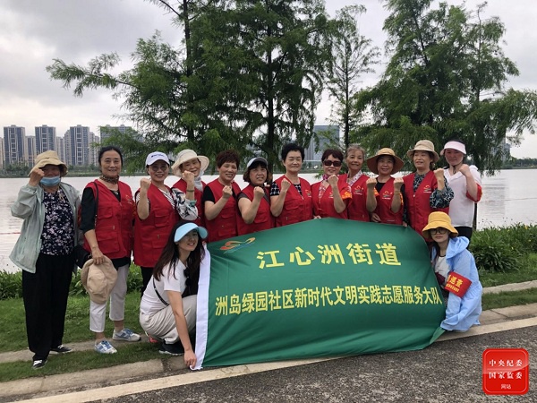 江苏省南京市建邺区履行“党建五联事情法”,将党员纳入自愿者运动中,并普遍吸取各方气力介入社区办事,把为民宗旨落到实处。图为江心洲街道构造辖区文化自愿者开展防汛巡堤自愿办事运动。