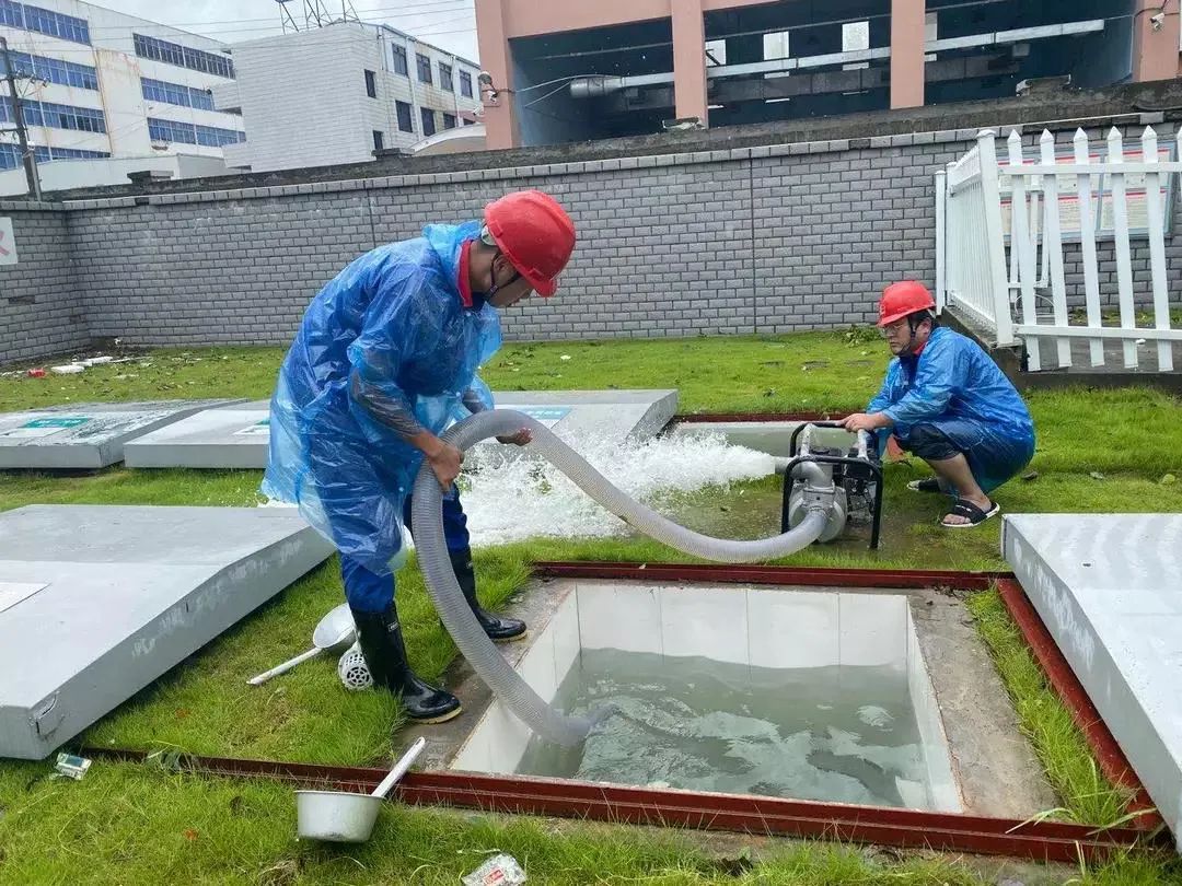 △中国石化乐清支公司在“黑格比”来临前检查房顶排水功能。