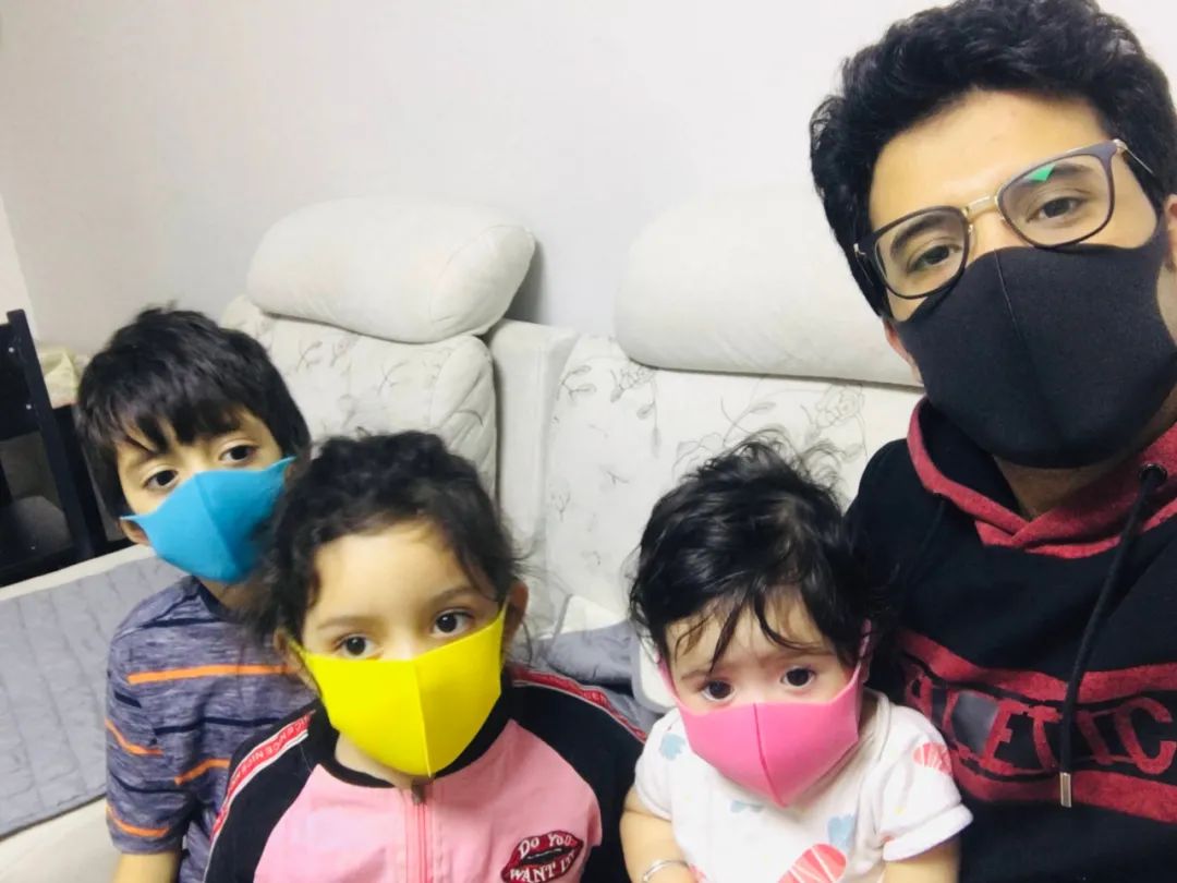 这是默丁与他的三个孩子(1月24日摄,受访者供图)。