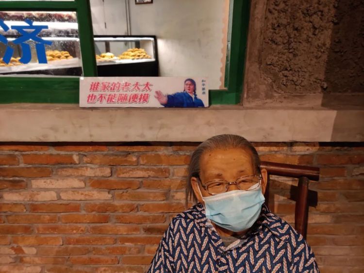 “谁家的老太太也不能随便摸”