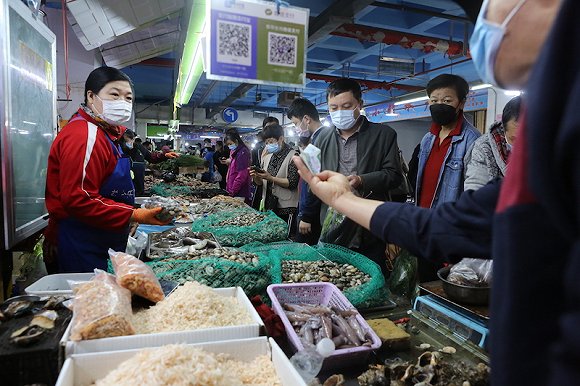 海鮮商戶們等待着市場重新恢復。(圖片來源:視覺中國)