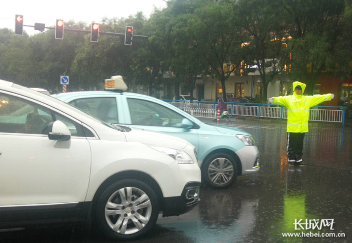 执勤民警在公园东街和泉南大街交叉口指挥官交通。通讯员 黄鹏 供图