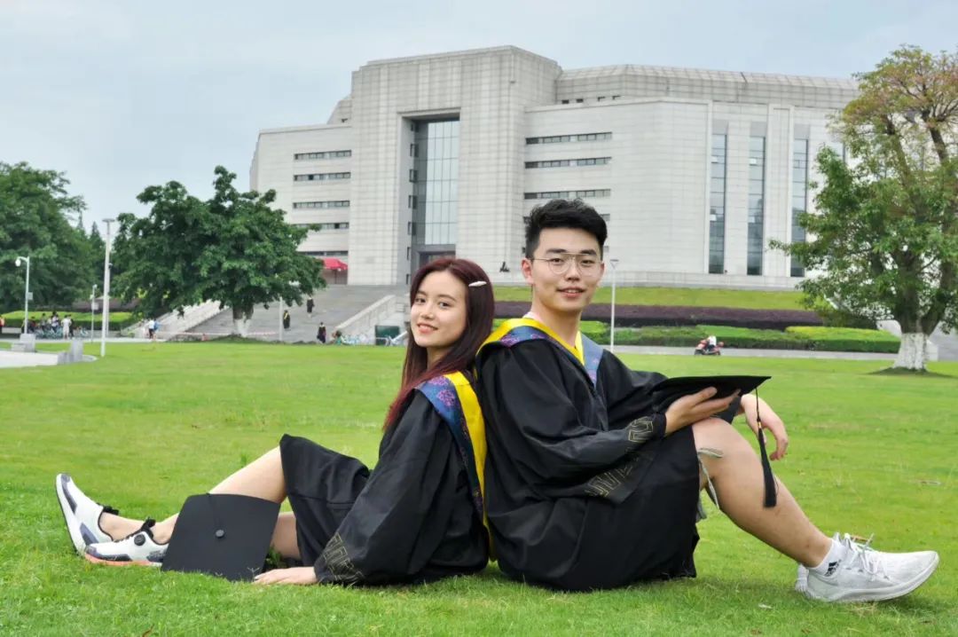 前方高甜!学霸情侣们拍了拍你~~