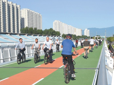 市民在北京回龙观至上地的自行车专用道上骑行。 任 超摄