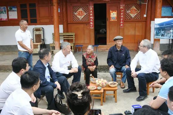 声陈春▲罗记、书一校長俊山在凤行村红塘镇顺杨光与暮年人及老交亲热伴影(摄谈:金凤)。