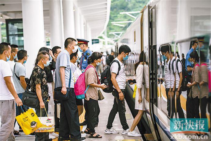 广州南站|女子广州南站内捡走十几万元吊坠 向失主索要感谢费