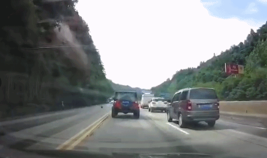 惊险!四川宜宾山体塌方砸中3车 3人受伤 道路中断
