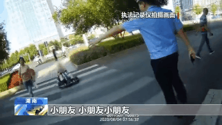 惊险!五年级小学生开卡丁车上路被交警拦下