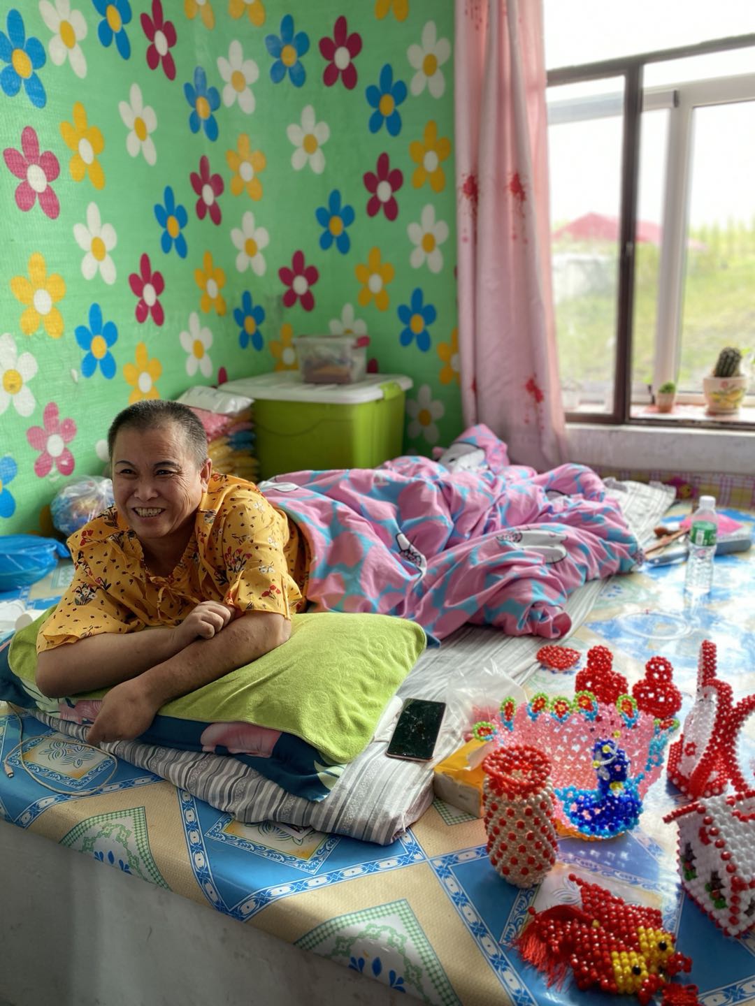 程俊强来到张秀华的家中询问其儿子赵文慧的学习状况