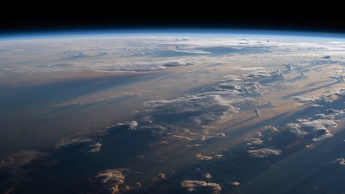 空间站视角nasa分享沐浴在日出阴影下的地球照片