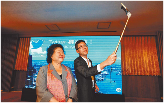 2015年8月18日,时任高雄市新闻局长的丁允恭与市长陈菊合影