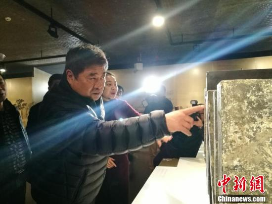 2018年,2月1日,故宫博物院院长单霁翔在苏州御窑金砖博物馆为首个故宫官式古建筑材料基地授牌。钟升 摄
