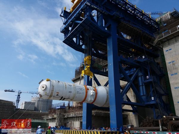 资料图片:中国“华龙一号”核电装置进行关键设备的安装。( 新华社发)