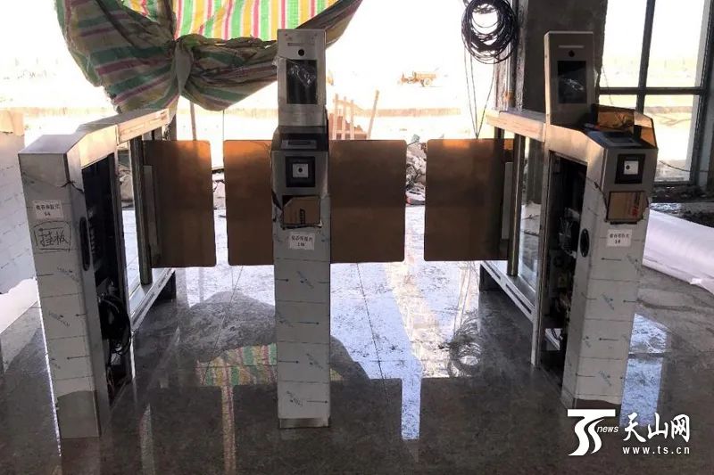 格库铁路新疆段首台自动检票闸机在依吞布拉克站成功安装。