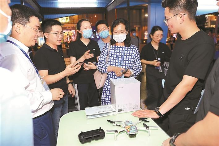 嘉宾和市民对重点外贸企业在现场展销的外贸优品啧啧称赞。 深圳晚报记者 余海洪 摄