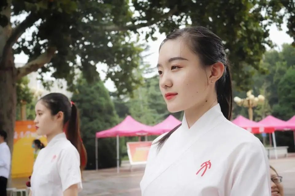 △ 文学院迎新仪仗队