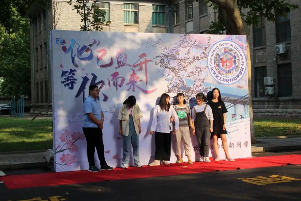 △ 化学化工与质料科学学院的“‘化’已盛开,等你而来”展板