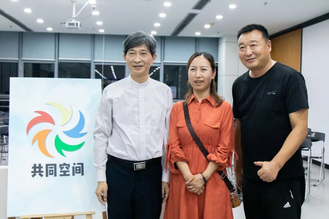 新生家长与高翅合影留念(邵子衿 摄)