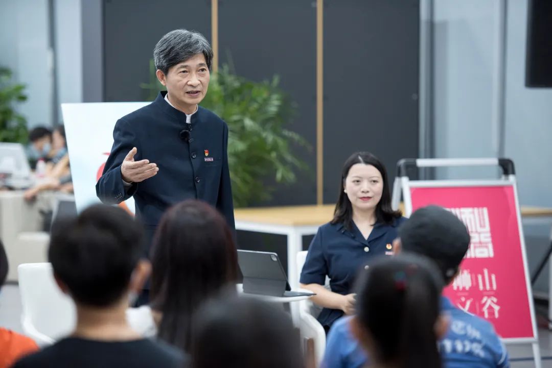 校党委书记高翅与新生家长配合空间“共话大学”( 刘涛 摄)