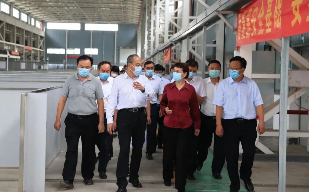 9月14日,阮成发赶赴瑞丽市督导检查疫情防控工作 图片来源:云南发布