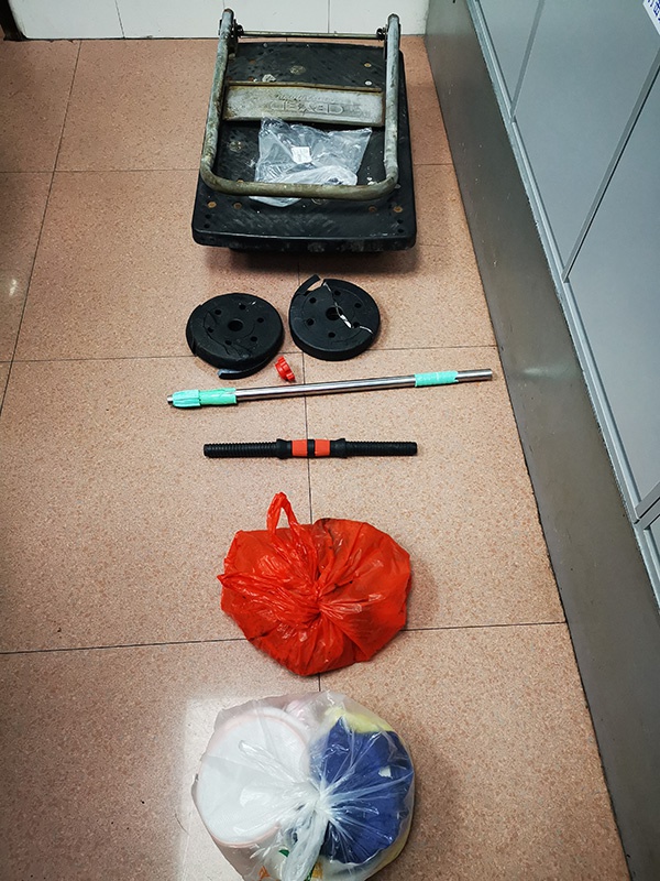 从高空坠下的物品,险些砸中路过的行人。深圳警方 供图
