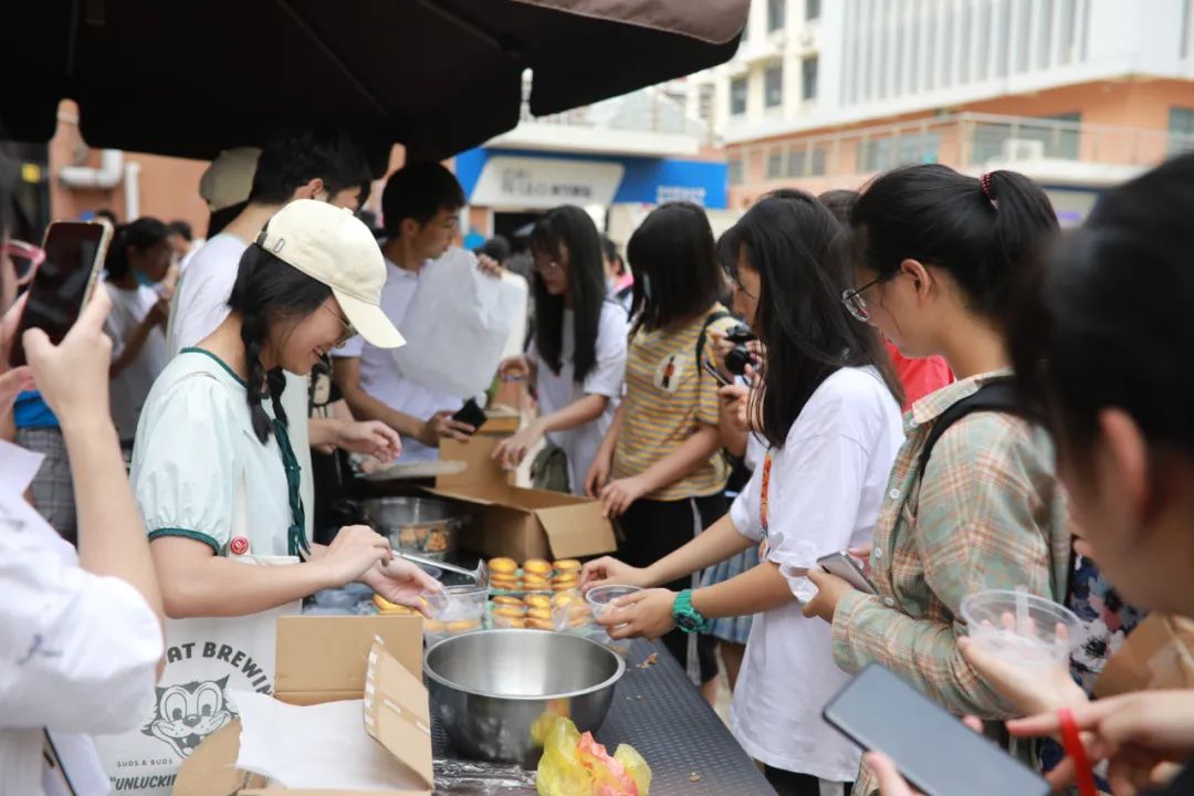 ▲以食会友 (张东 摄)