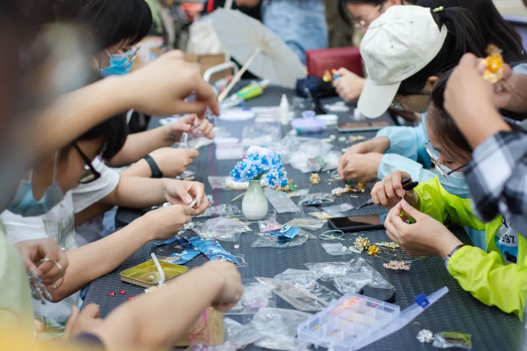 ▲同学们参与英山缠花制作体验 (彭雨格 摄 )
