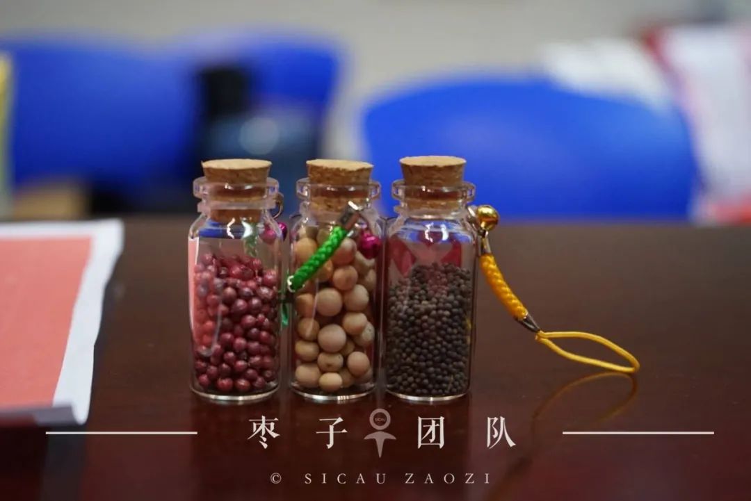 ▲体育学院为新生准备了一小瓶种子