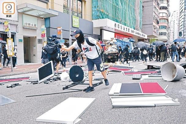 事发当日有示威者用杂物堵塞轩尼诗道 资料图 图源:香港“东网”
