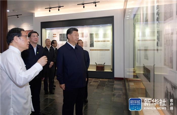 9月16日至18日,中共中央总书记、国家主席、中央军委主席习近平在湖南考察。这是17日下午,习近平在湖南大学岳麓书院考察调研,了解人才培养、文化传承等情况。新华社记者 李学仁 摄