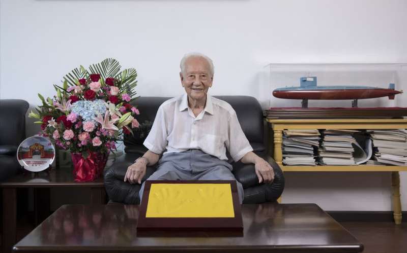 (黄旭华与手模合影)