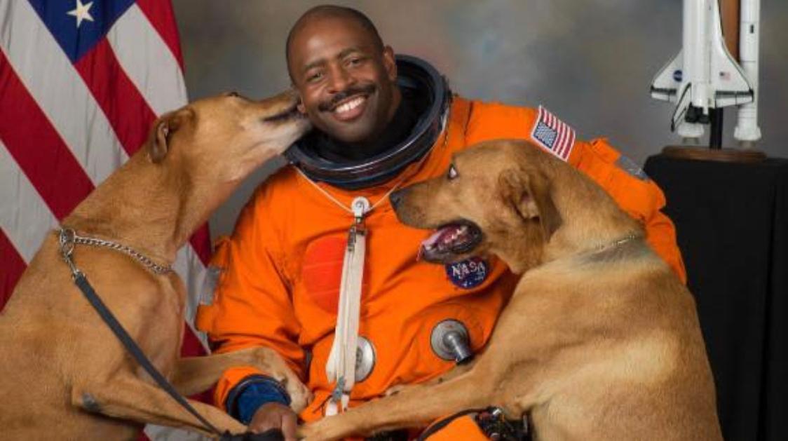 △利兰·梅尔文与两条搜救犬 图片来源:美国宇航局(NASA)