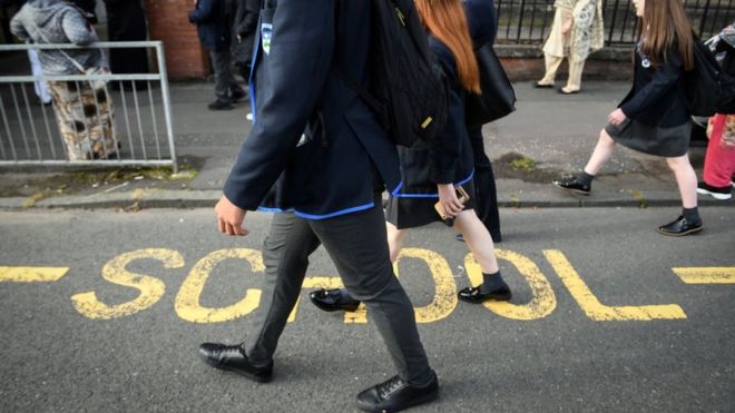 △英国伦敦当地一所中学校门前开学复课当天学生返校 图片来源Getty Image