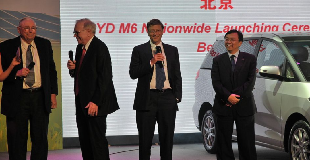 图1:2010年巴菲特、芒格与盖茨共同为比亚迪站台。来源:比亚迪