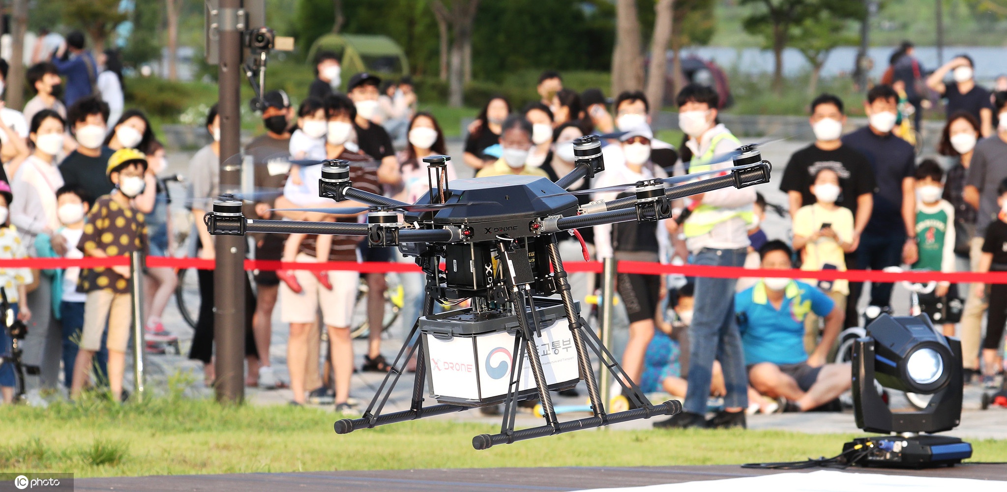 韩国进行无人机送货演示 民众用程序订货等候配送