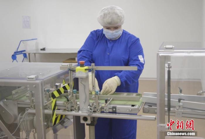 当地时间2020年8月11日,俄罗斯莫斯科,Binnopharm公司新冠疫苗生产实验室。图片来源:人民视觉