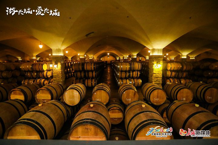 桑干酒庄最重要的橡木桶陈酿区——地下酒窖。
