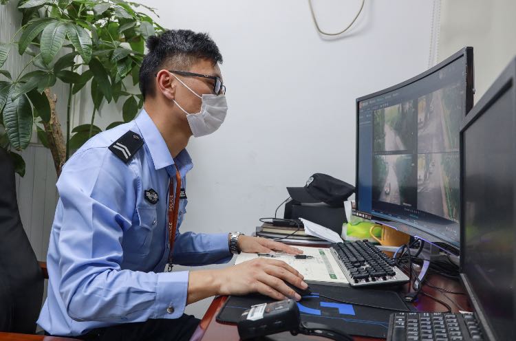 “公安辅警”徐佳健希望凭借自己的努力和成绩,获得参加民警招录考试的机会。